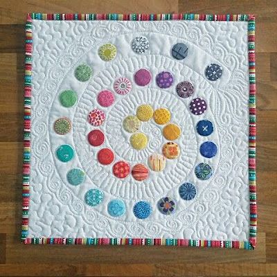 Circles Quilt, Circle Quilt Patterns, Mini Quilt Patterns, Hand Sewing Projects, Quilt Modernen, Circle Quilts, Rainbow Quilt, Miniature Quilts, Applique Quilting