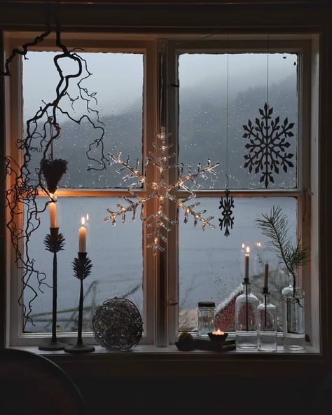 Ideas Decoracion Navidad, Christmas Window Decorations, Nordic Christmas, 3d Christmas, Christmas Window, Christmas Mood, Scandinavian Christmas, Christmas Aesthetic, Christmas Deco