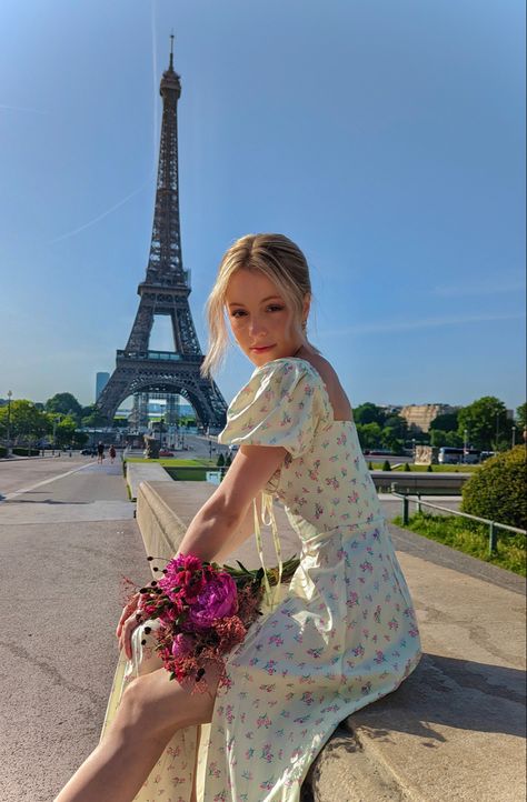 Paris Outfits Summer Aesthetic, Eiffel Tower Photoshoot Ideas, Paris Outfits Spring Aesthetic, Paris Dress Aesthetic, Paris Instagram Pictures Summer, Effile Tower Outfit, Poses In Front Of Eiffel Tower, Paris Pic Inspo Aesthetic, Effiel Tower Outfits