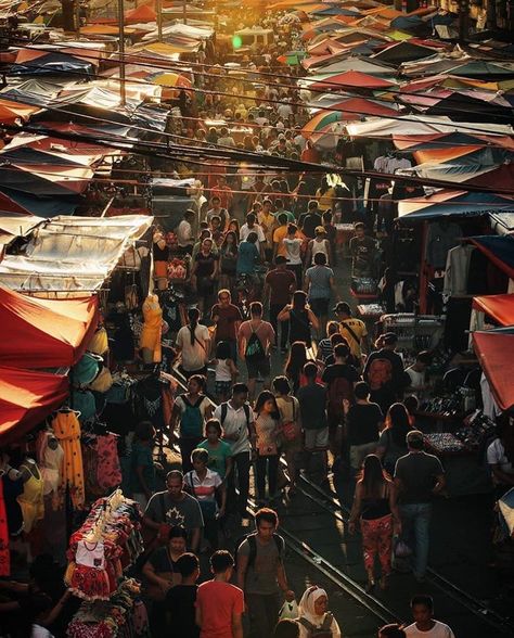 Divisorias Christmas crowd.  Photo and words by @jilson.tiu  #travelingpinoy Urban Photography, Filipino Dinner, Crowd Photo, Street Photography Paris, Philippines Cities, City Streets Photography, Public Market, Cebu City, City Landscape