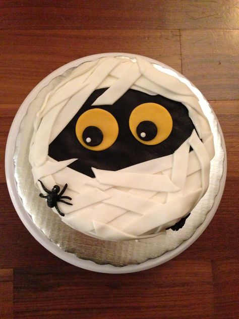 Mummy Cookie Cake, Mummy Cake Ideas, Round Halloween Cakes, Halloween Round Cakes, Simple Halloween Cake Ideas, Halloween Cookie Cakes, Halloween Themed Cakes, Fall Theme Cakes, Mummy Cake