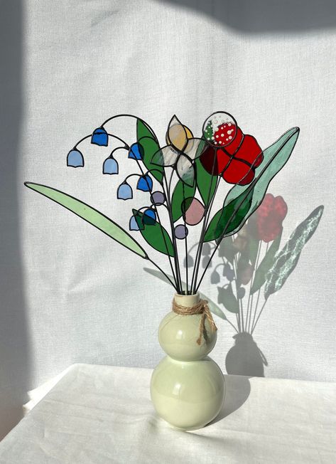 Vase Big, Glass Bouquet, Flowers Stained Glass, Big Bouquet, L'art Du Vitrail, Blue Bell Flowers, Flowers In Vase, Everlasting Flowers, Tiffany Glass