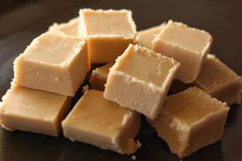 Cheap and Kid-Friendly Treats Fudge Recipes, Penuche Fudge, Brown Sugar Fudge, Fudge Recipe, Köstliche Desserts, Homemade Candies, How Sweet Eats, Sweets Desserts, Vintage Recipes