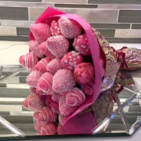 Chocolate Strawberry Bouquet, Chocolate Strawberries Bouquet, Strawberry Bouquet, Mousse Au Chocolat Torte, Cake Pop Bouquet, Chocolate Covered Strawberry Recipe, Food Bouquet, Chocolate Covered Strawberries Bouquet, Edible Bouquets