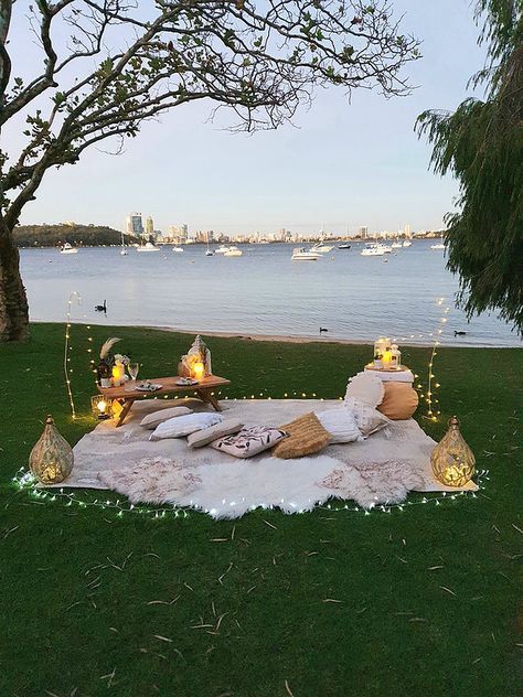 Picnic Date Decor, Picnic Fairy Lights, Outdoor Romantic Picnic, Fairy Lights Picnic, Romantic Night Picnic, Picnic Setup Ideas, Picnic Proposal Ideas, Romantic Picnic Ideas, Picnic Background