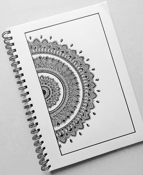 Half Page Mandala Art, Mandala Sketch Simple, Mandala Drawing Ideas, Mandala Art Ideas, Half Mandala, Mandala Arts, Mandala Book, Mandala Drawings, Black And White Mandala