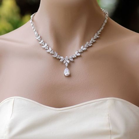 Sachets, Etsy Necklace, Diamond Necklace Wedding, Ethereal Jewelry, Neck Pieces Jewelry, Bridal Jewelry Vintage, Pretty Jewelry Necklaces, Princess Jewelry, Pearl Drop Necklace