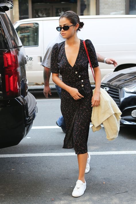 Selena Gomez wears a wrap dress, red handbag and white sneakers. White Sneakers With Dress, Dress And Sneakers Outfit, Selena Gomez Outfits, Selena Gomez Style, Outfits 2016, Mua Sắm, Celebrity Street Style, Dress With Sneakers, Sneakers Outfit