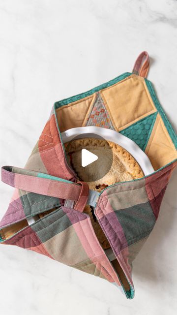 Casserole Bag Pattern, Sewing A Pie Carrier, Sew Pie Carrier, Quilted Pot Holders Diy, Quilted Pie Carrier Pattern, Pie Carrier Sewing Pattern, Christmas Table Sewing Projects, Quilted Pie Carrier, Pie Carrier Pattern