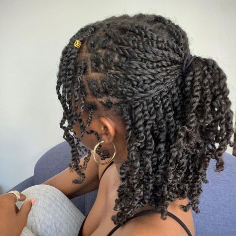 Mini Twists Natural Hair, Twisted Hair, Protective Hairstyles For Natural Hair, Quick Natural Hair Styles, Cute Box Braids Hairstyles, Natural Hair Twists, Pelo Afro, Mini Twists, Protective Hairstyles Braids