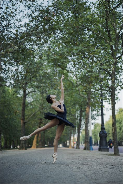 Ballerina Project Street Ballet Photoshoot, Dance Poses On Pointe, Dance Photoshoot Poses Ballet, Ballet Photography Poses Photoshoot, Ballet Outdoor Photoshoot, Street Ballet Photography, Ballet Photoshoot Outside, Outside Ballet Photography, Outdoor Pointe Photoshoot