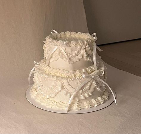 Princess Aesthetic Cake, Vintage Cake Engagement, Vintage Cakes Birthday Aesthetic, Wedding Aesthetic Cake, White Birthday Cake Aesthetic, Vintage Birthday Cake Aesthetic, White Cake Aesthetic, White Vintage Cake, Wedding Cake Aesthetic