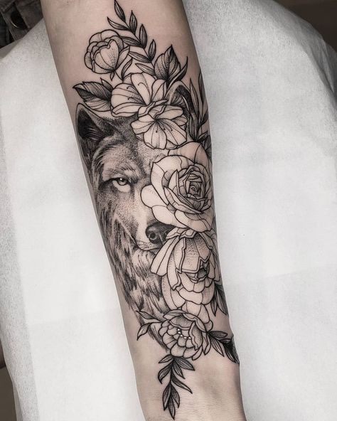 Wolf Tattoos For Women, Wolf Tattoo Sleeve, Lucet, Wolf Tattoo Design, Forearm Tattoo Women, Flowers Tattoo, Arm Tattoos For Women, Wolf Tattoos, Wolf Tattoo