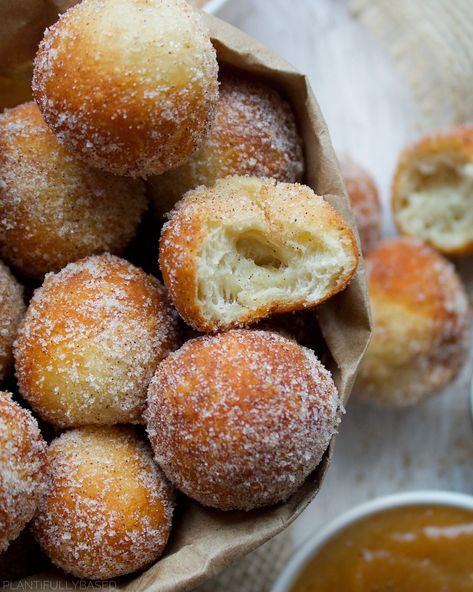 Fried Mini Donut Recipe, Donut Ball Recipe, Mini Donut Recipe, Sugar Donuts Recipe, Cinnamon Sugar Donut Holes, Caramel Dipping Sauce, Donut Hole Recipe, Easy Donut Recipe, Homemade Donuts Recipe