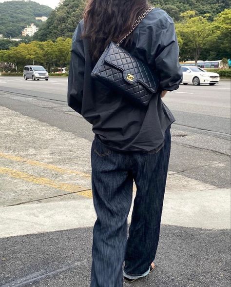 Outfit Inspo Baggy Jeans, Outfit Inspo Baggy, Brianna Smith, Black Chanel Bag, Chanel Bag Outfit, Looks Pinterest, Oversized Button Down Shirt, Black Button Down Shirt, Bag Outfit