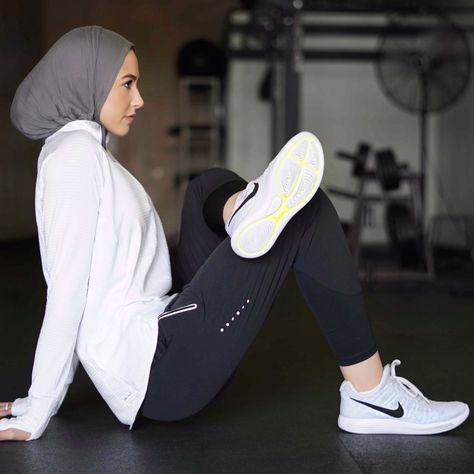 407.8k Followers, 355 Following, 1,036 Posts - See Instagram photos and videos from With Love, Leena (@withloveleena) Hijab Workout Outfit, Hijab Gym Outfit, Hijab Sport Outfit, Modest Workout Clothes, Modest Workout, Hijab Sport, Athletic Wear Fashion, Sports Hijab, Sport Food