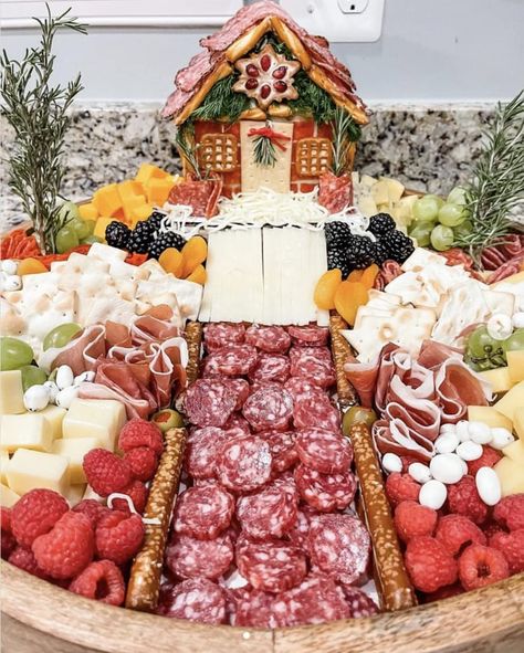 Festive Christmas Charcuterie Board, Charcuterie Holiday Board, Christmas Food Appetizers Easy, Natal, Charcuterie House Ideas, Charcuterie Gingerbread Houses, Best Christmas Charcuterie Board, Charcuterie House Christmas, Gingerbread Charcuterie Board Ideas