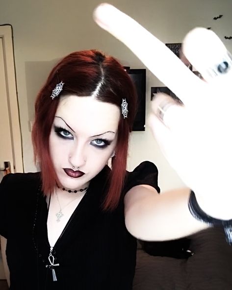 #mallgoth #90sgoth #goth #y2k Goth Ideas, 90s Makeup, 90s Goth, Swag Makeup, Goth Y2k, Goth Makeup, Grunge Look, Random Image, Mall Goth