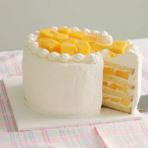 Mango Birthday Cake, Mango Cakes, Cake With Mango, Mango Desserts, Bachelorette Cake, Fruit Platter Designs, Birthday Cake Decorating Ideas, Mango Dessert, Tiny Cakes