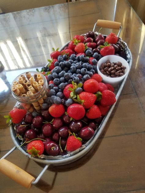 Party Fruit Tray, Chocolate Platter, Party Fruit, Chocolate Covered Raisins, Charcuterie Ideas, Entertaining Food, Fruit Platter Designs, Xmas Table, Food Appetizers