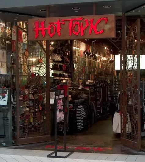 Best Places to Shop for Scene, Punk, and Emo Clothes - HubPages Hot Topic Aesthetic, Old Hot Topic, Hot Topic Store, Emo Clothing, Emo Clothes, Goth Gf, Emo Aesthetic, 2000s Emo, Alt Goth