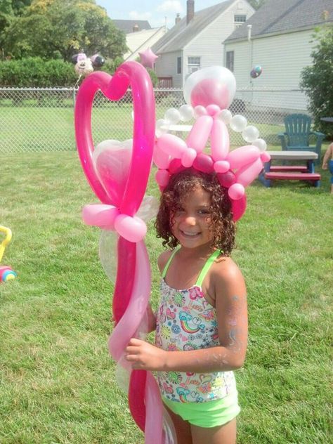 Crown and heart wand balloons Barbie Balloons, Balloon Valentine, Balloon Hats, Balloon Crown, Heart Wand, Balloon Hat, Twisting Balloons, Carnaval Costume, Balloon Modelling