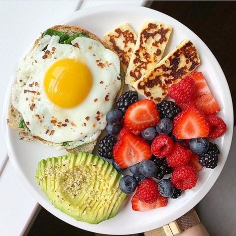 Quick and easy breakfast for busy people.  #breakfast #breakfastmeals #healthymeals #healthybreakfast Makanan Diet, Think Food, Idee Pasto Sano, Food Goals, Breakfast For Dinner, Healthy Meal Prep, Healthy Breakfast Recipes, Healthy Snacks Recipes, Easy Breakfast