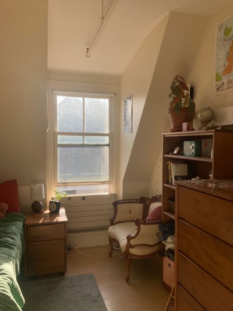 my dorm room in fall '22 Uk Dorm Room, London Dorm Room, College Common Room, Oxford Dorm Room Aesthetic, London Dorm Aesthetic, Oxford Dorm Room, British Boarding School Dorm, Boarding School Dorm Aesthetic, Smith College Dorm