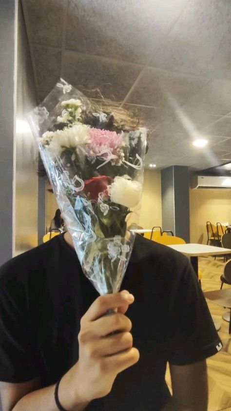 Guy Giving Flowers Aesthetic, Guy Holding Flowers Aesthetic, Gay Soft Launch, Couple Inspo Aesthetic, Boyfriend Flowers Aesthetic, Guy Holding Flowers, Couple Soft Launch, Bf Material Aesthetic, Boyfriend Material Pics