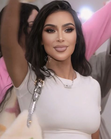 Kim K Eye Makeup, Kim Kardashian Makeup 2000s, Kim K Nails, Kim K Makeup Looks, Kim Kardashian Smokey Eye, Kim Kardashian Jewelry, Kardashian Makeup Looks, Kim K Hair, Kim Kardashian Short Hair