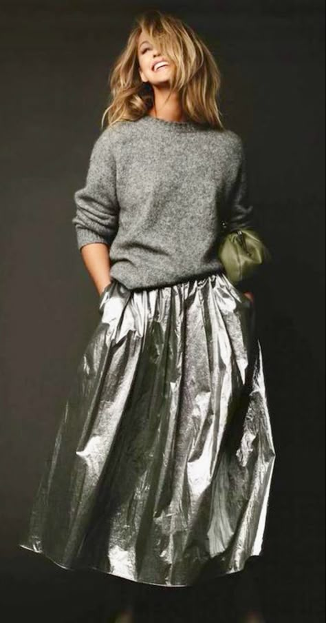 Silver Skirt Outfits, Metallic Skirt Outfit, Rok Outfit, Silver Skirt, Pullover Outfit, Metallic Skirt, Looks Street Style, 가을 패션, Skirt Outfit