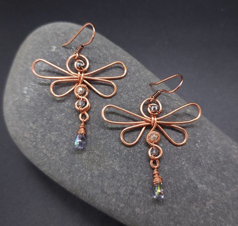 Dragonflies are beautiful insects! I love to watch them zip around with their sparkly wings and iridescent bodies! These delightful earrings are sure to start a conversation and are handcrafted of copper wire and a variety of glass beads and crystals. The earrings measure apprximately 2 inch long by 1.5 inches wide. All photos have been enlarged to show details.   Please refer to the dimensions listed in the description for true size. Earrings come in a gift box ready for giving and are shipped Insect Jewelry Diy, Wire Jewelry Diy, Beaded Wire Art, Diy Earrings Dangle, Beautiful Insects, To Start A Conversation, Crystals Earrings, Wire Wrap Jewelry Designs, Bijoux Fil Aluminium