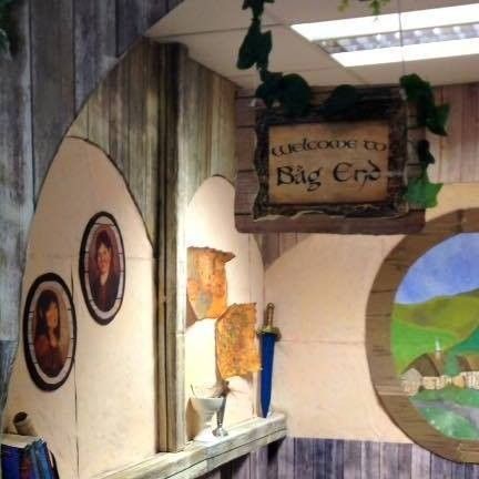 Twinkl Teaching Resources on Instagram: "Have you been racking your brain for a fun reading corner theme for your classroom? 🤔 This hobbit hole reading corner is superb and so inviting! 😍 Photo courtesy of Joanne Pearson! 😃 We have lots of Back to School resources to help you out for the new year, just head to the link in our BIO! 🙌 #twinklaustralia #classroomsetup #classroomideas #readingcorner #makereadingfun #teachingreading #aussieteacher #teachingdownunder #teachergram #weareteachers #t The Hobbit Classroom Decor, Hobbit Classroom Theme, Fantasy Classroom Decor, Hobbit Decorations, Classroom Expectations Poster, Primary School Activities, Hobbit Party, Classroom Expectations, 5th Grade Classroom