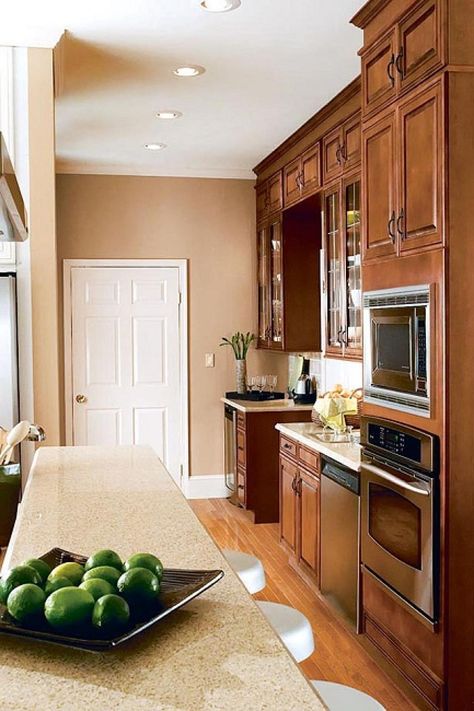 Hgtv Kitchens, Best Kitchen Colors, Paint For Kitchen Walls, Brown Kitchen Cabinets, Kabinet Dapur, Cabinets Ideas, Brown Cabinets, Oak Kitchen Cabinets, Kitchen Wall Colors