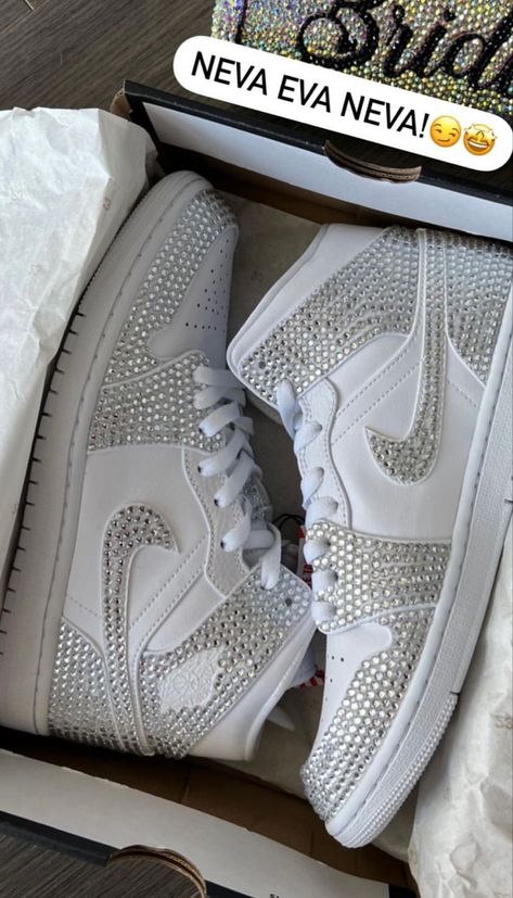 Swag Sneakers, Cute Jordans, Bling Bottles, Casual Shoes Women Sneakers, Preppy Inspiration, Nike Shoes (men), Jordan Shoes Retro, Cute Nike Shoes, Sport Shoes Women