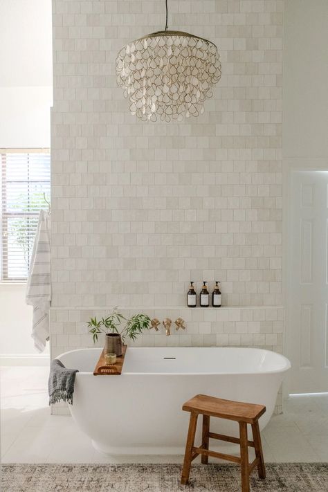 Bathroom Stone Wall, Neutral Bathroom Decor, Beach Bathroom, Attic Bathroom, Stone Bathroom, Bathroom Design Inspiration, Gorgeous Bathroom, Beach House Design, Bathroom Inspiration Decor