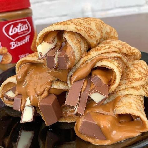 Chocolate Pancake, Stuffed Crepes, Pancake Roll, Chocolate Pizza, Dessert Recipes For Kids, Pizza Burgers, Chocolate Pancakes, Lotus Biscoff, Läcker Mat