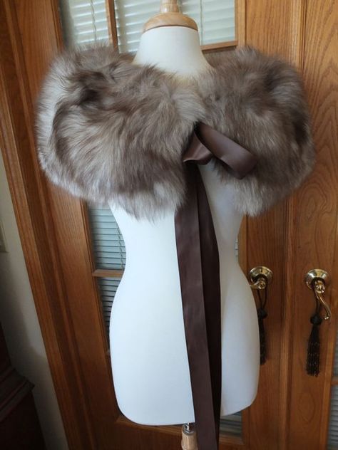 Capelet Outfit, Cowl Outfit, Fur Capelet, Faux Fur Stole, Fur Cape, Cape Jacket, Gatsby Style, Fur Stole, Winter Chic