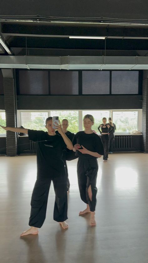 Dance College Aesthetic, Dance Class Outfit Contemporary, Dance Outfits Aesthetic, Dance Training Outfit, Dance Class Aesthetic, Modern Dance Outfit, Contemporary Dance Aesthetic, Contemporary Dance Outfits, Dancer Aesthetic