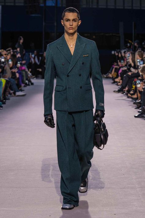 Classy Grunge Outfits, Men Prom Outfit, Versace Suits, Versace Suit, Formal Casual Outfits, Green Suit Men, Wedding Dresses Men Indian, Modern Suits, High Fashion Men