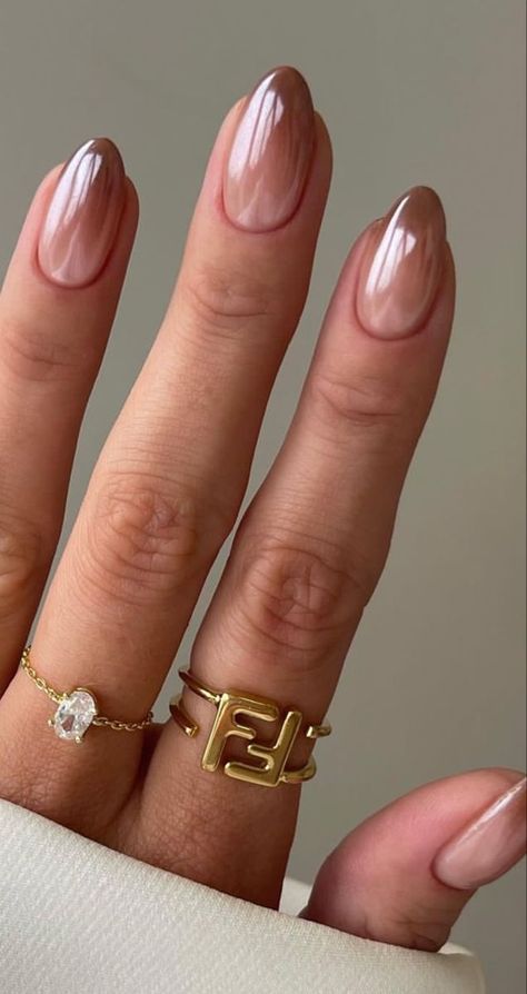 Neutral Gold Nails, Narrow Almond Nails, Sade Nails Art, Neutral Abstract Nails, Sade Nails, Wedding Guest Nails Ideas Classy, Neutral Nails Almond, Bold Nails, Ombre Chrome Nails