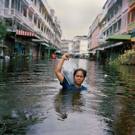 drowning-world-portraits-climate-change-gideon-mendel-8 Award Winning Photography, World Photography, Natural Garden, Back Gardens, Real Pictures, Somerset, Habitat, Bangkok, Photographer