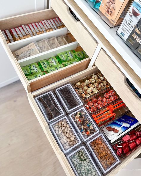 Snack Drawer Organization, Snack Drawer, Pantry Layout, Snack Organizer, Pantry Organisation, Drawer Organization, Small Kitchen Storage, House Organisation, House Essentials