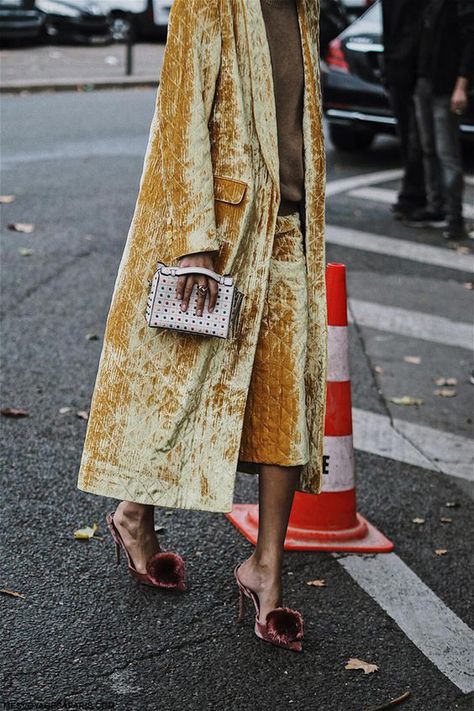 The Award of Most Omni-Present Fall/Winter Trends Goes to... Pfw Street Style, Fall Fashion Coats, Street Style Blog, Cooler Look, Chic Outfit, Komplette Outfits, Street Chic, Looks Style, Mode Inspiration