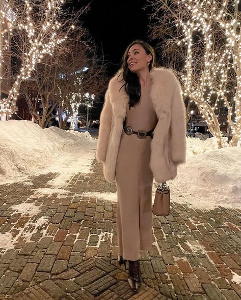 White Fur Coat Outfit, Belt Dress Outfit, Aspen Style, Kat Jamieson, Fur Coat Outfit, White Faux Fur Coat, White Fur Coat, Maxi Dress White, Fur Coat Vintage