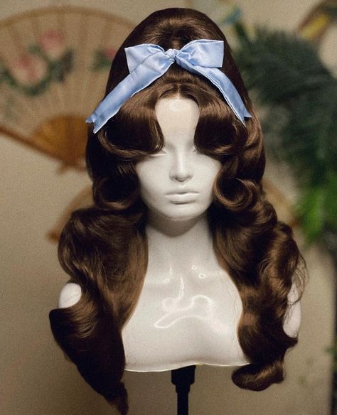 Sarah Necia on Instagram: “70s love! Leave a ❤️‍🔥 if you love Wearing Dolly bow in blue @hood_london 1 pink listed, email with enquires ❤️‍🔥…” 50s Beehive Hair, 1960s Bump Hair, Big Puffy Hair, Pinup Hair Long, 70s Curls, Big Hairstyles, 1960 Hair, Big Volume Hair, 70s Love