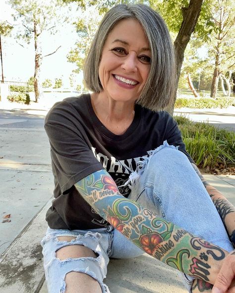 Woman In Her 50s Gets Told She's Too Old To Dress Like A Teenager - Responds With Her Outfit Grey Hair And Tattoos, Older Women With Tattoos, Old Women With Tattoos, Silver Haired Beauties, Tattoed Women, Advanced Style, Teenager Outfits, Aging Gracefully, Grey Hair