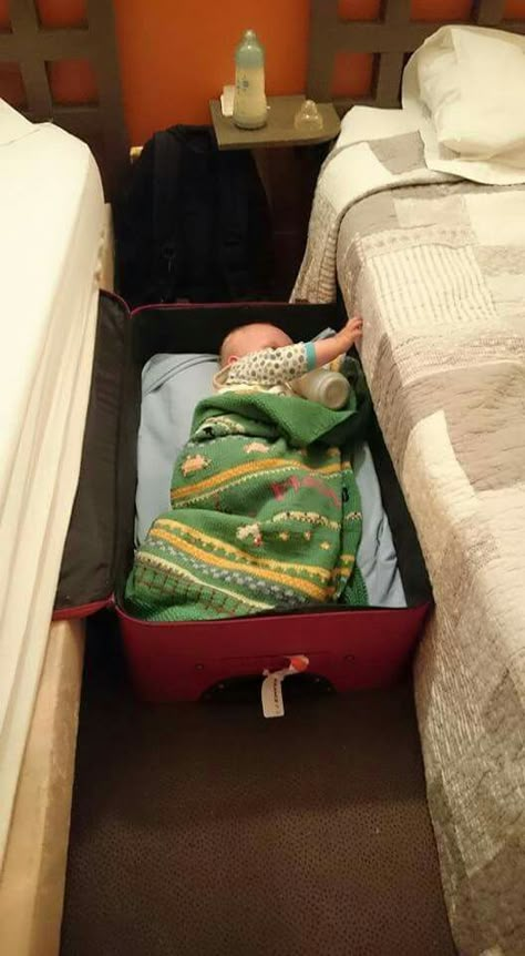 soooo smart. Instead of using a portable baby bed just reuse the suitcase. Less stuff to bring on the trip. Portable Baby Bed, Traveling Hacks, Travel Bassinet, Baby Life Hacks, Kid Hacks, Smart Parenting, Baby Care Tips, Diy Travel, Baby Time