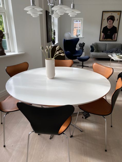 Arne jacobsen dining table and chairs. PH chandeliere  #fritzhansen #louispoulsen #danishdesign #interior #scandinaviandesign Jacobsen Chair, Accessory Design, Dining Table And Chairs, Kitchen Design Trends, International Design, Colorful Chairs, Arne Jacobsen, Fritz Hansen, Dining Table Chairs