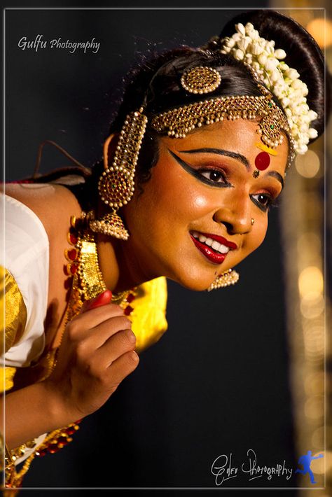 Divya Mohini Kathak Mudra, Bharatanatyam Makeup, Pious Women, Classical Dance Poses, Kerala Dance, Hindi Dress, Bharat Natyam, Traditional Pics, Indian Dances